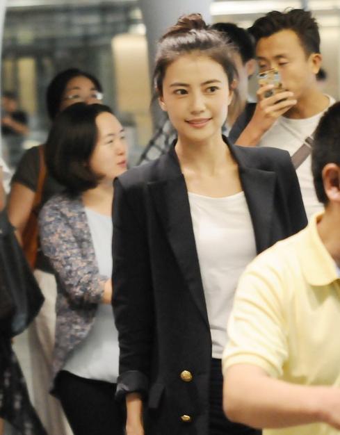 女神高圆圆不止有甜美范儿,一身职业装白加黑风格更