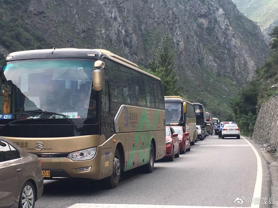 道路交通中断.图片来源:四川省阿坝州茂县县委宣传部官方微博