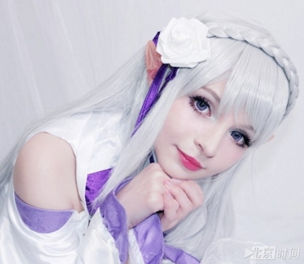 美女脸贴胶带玩cosplay 治愈社交焦虑症