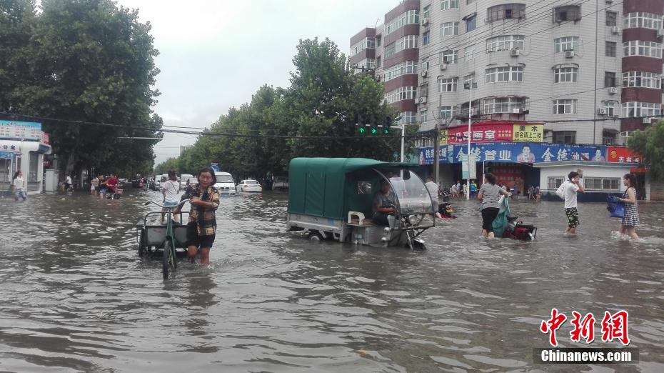 河南漯河遭遇特大暴雨 城区积水成河