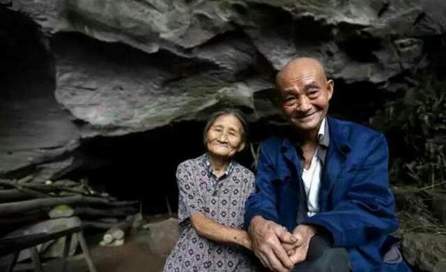 为爱情嫁给了穷小子,老奶奶和他在山洞里住60年