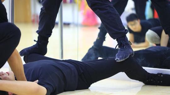 要想跑步不伤膝,正确的发力方式应该是:背带腰,腰带胯,胯带大腿