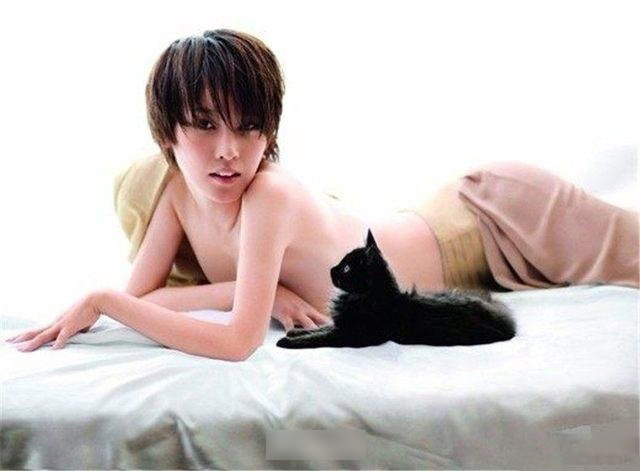 谢楠早前写真曝光 露美背秀长腿尽展个人魅力