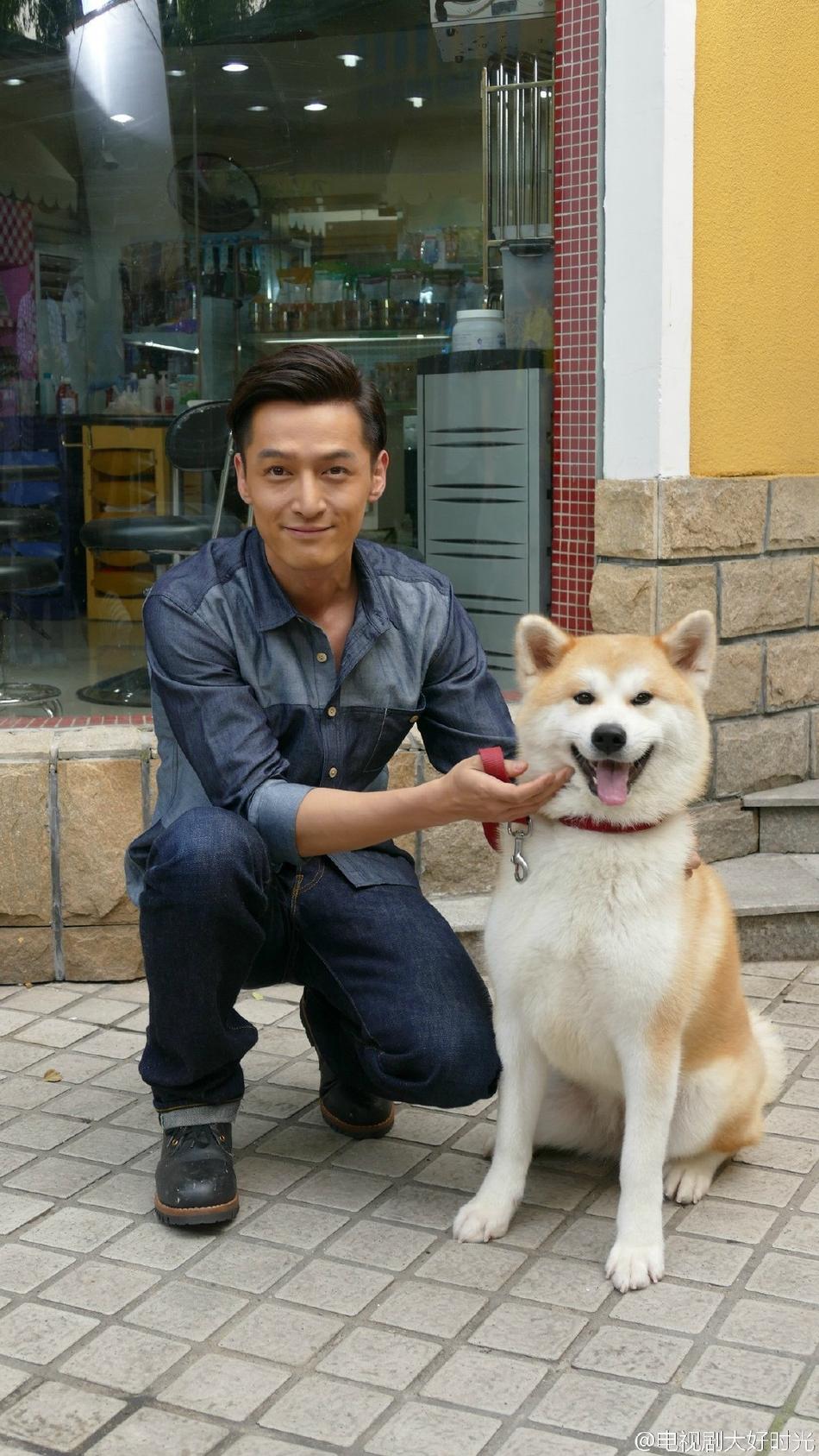 胡歌和狗狗合影旧照 模仿狗狗卖萌吐舌头调皮可爱