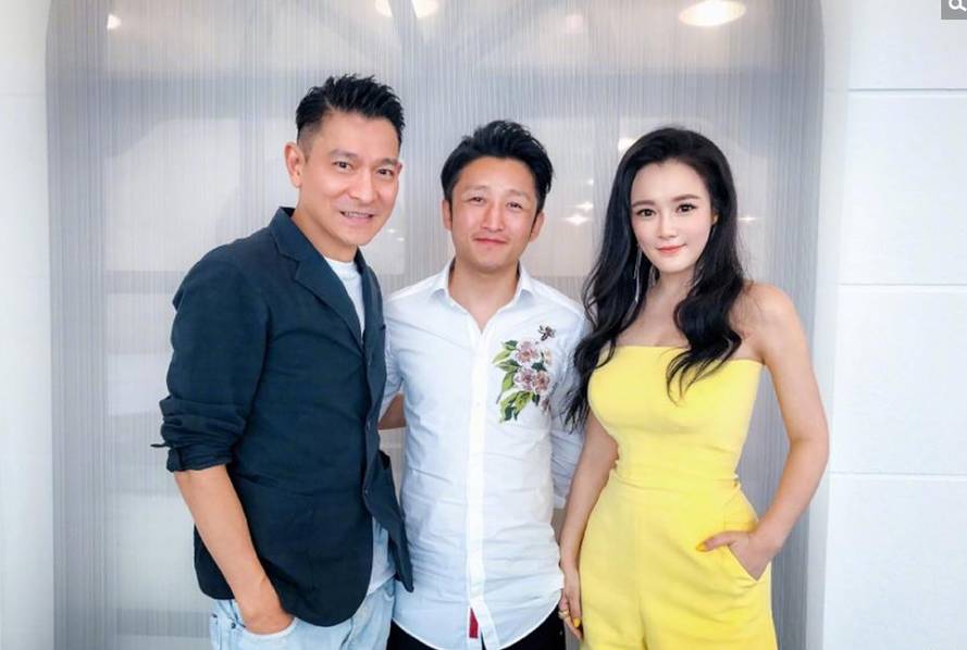 邹市明夫妇与刘德华合照 冉莹颖美腿抢镜