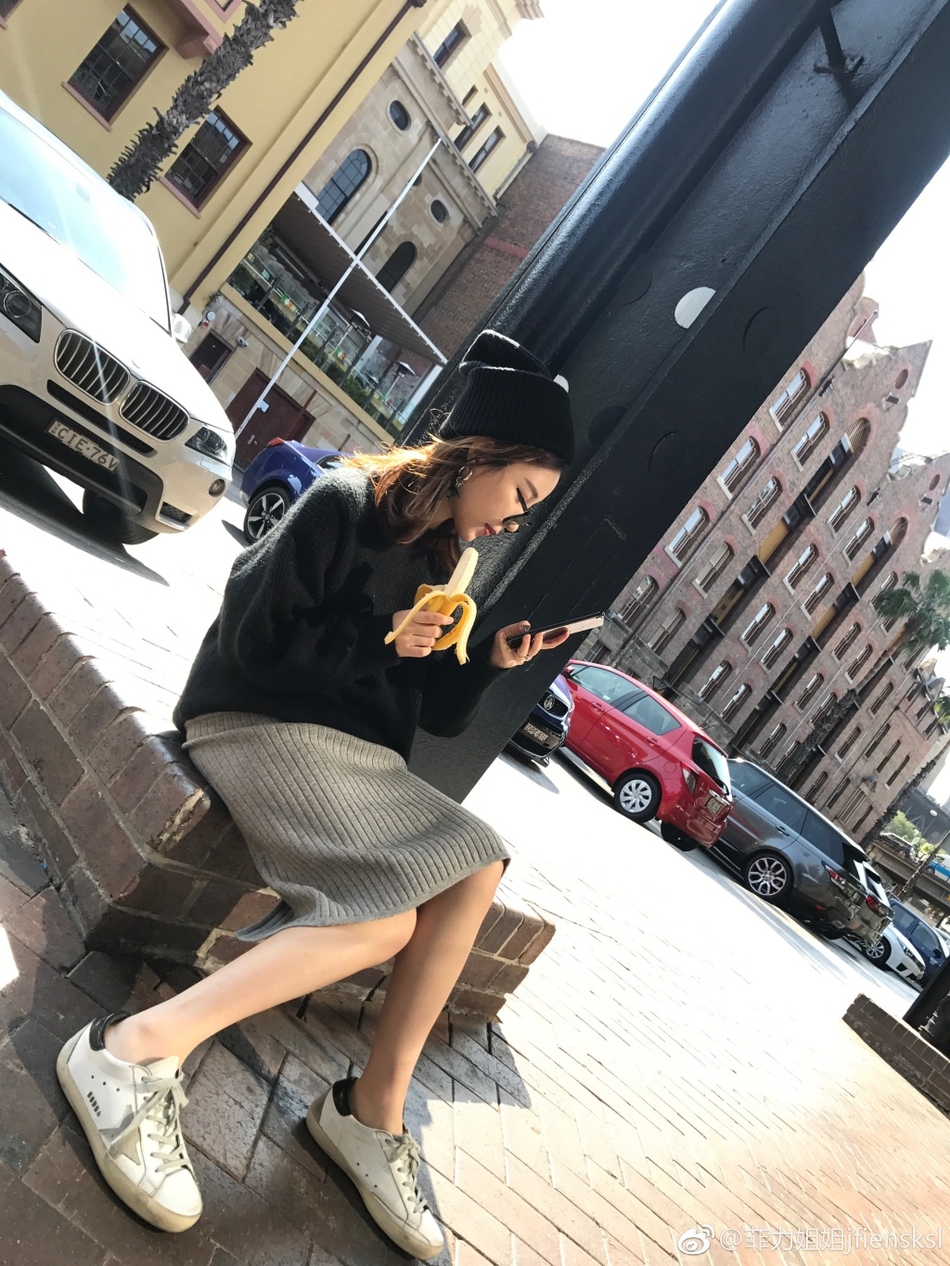 王思聪前女友雪梨澳洲街头忙拍照 挺孕肚拼工作路边啃香蕉(组图) - 1