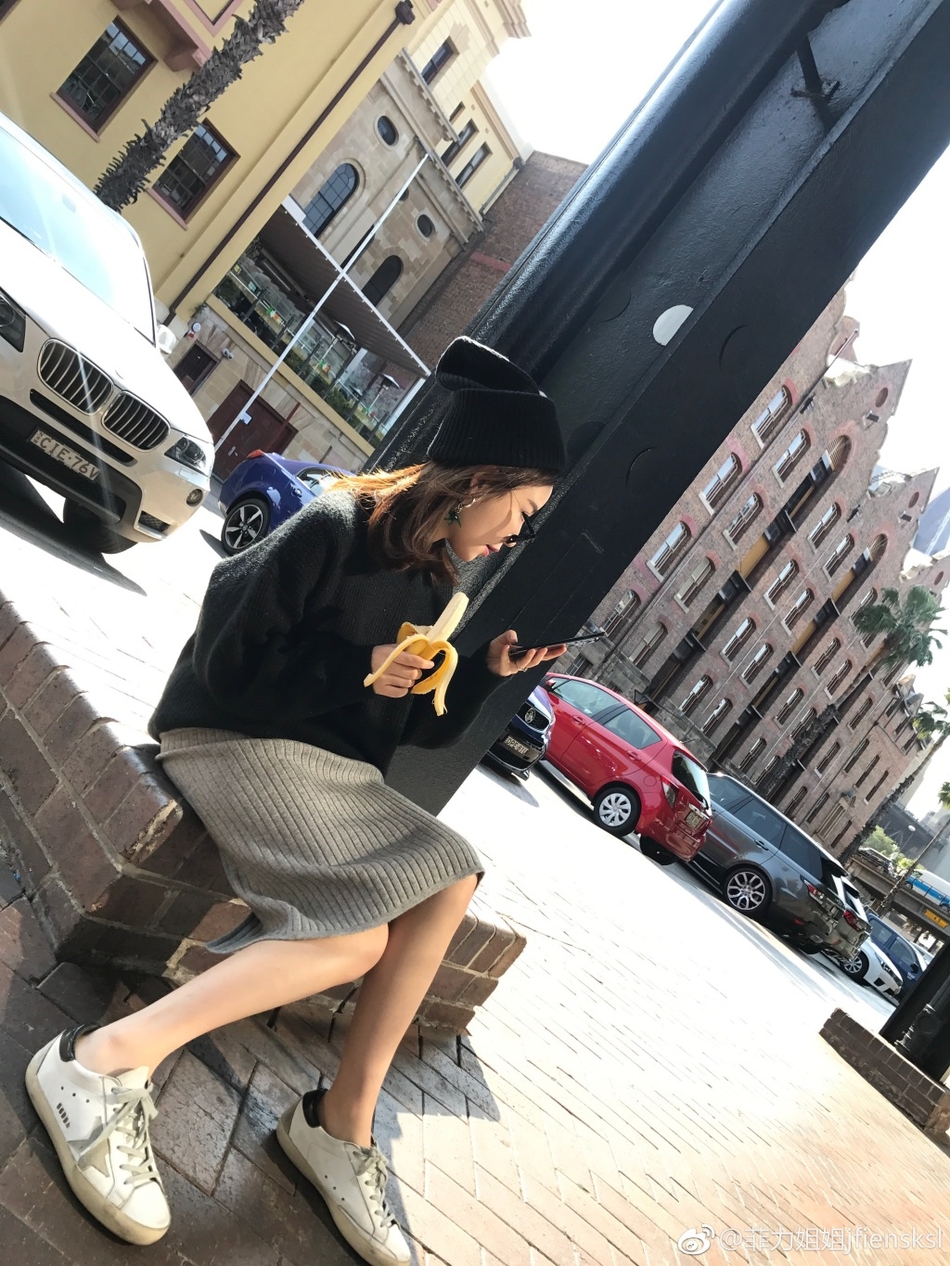 王思聪前女友雪梨澳洲街头忙拍照 挺孕肚拼工作路边啃香蕉(组图) - 2