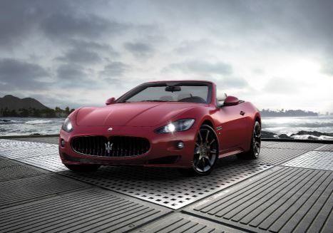 男童开玛莎拉蒂上路 大人夸:哪个姑娘泡不到