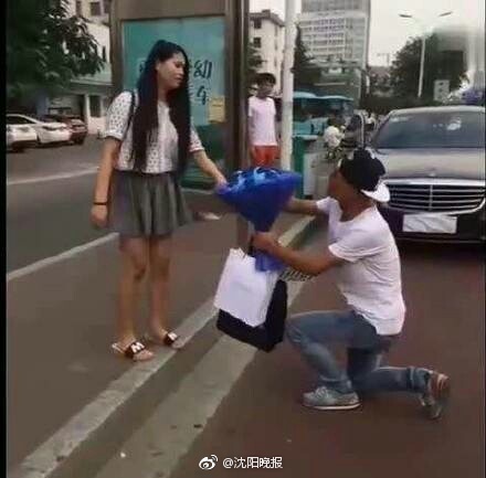 男子开奔驰求婚 女子:我男朋友骑电动车来接我了