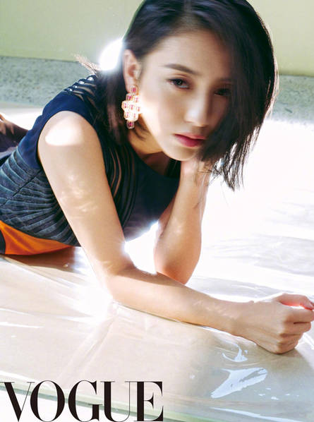 佟丽娅短发写真小露美背 眼神撩人彰显女神风范