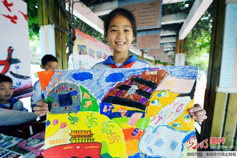 1400余名小学生拿起手中的七彩画笔,勾勒出孩子们心中未来的中国画卷