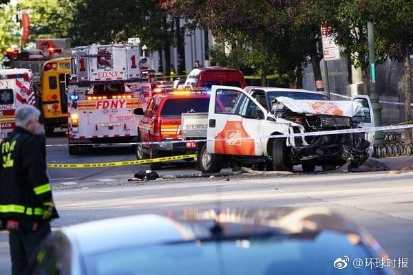 10月31日,在美国纽约市曼哈顿下城,警察在袭击事件现场附近警戒.