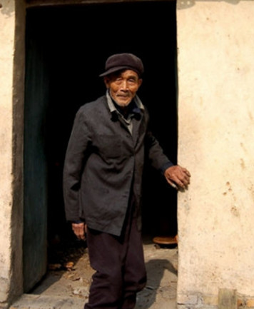 农村88岁大爷坟前盖房,为老伴守墓,她怕黑我得陪着