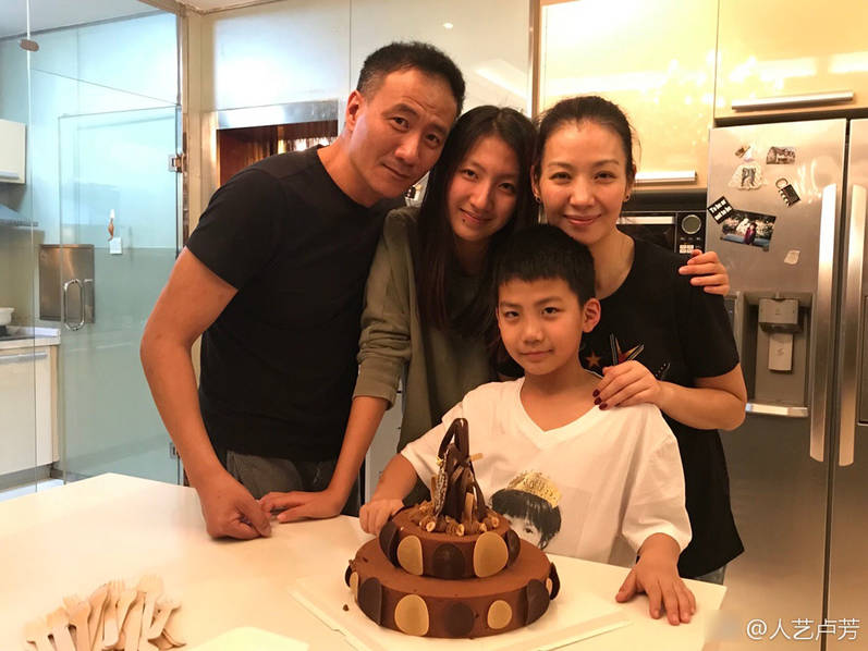 胡军妻子晒全家合照为儿庆生 网友:康康长高了