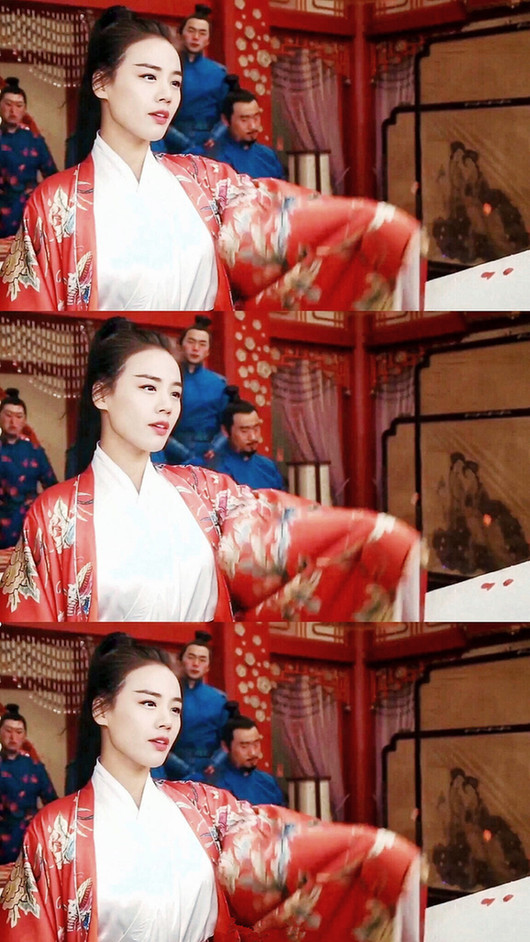 或画上眉飞色舞眼妆,妩媚却不艳俗,凤眼与剑眉,攻气十足; [责任编辑