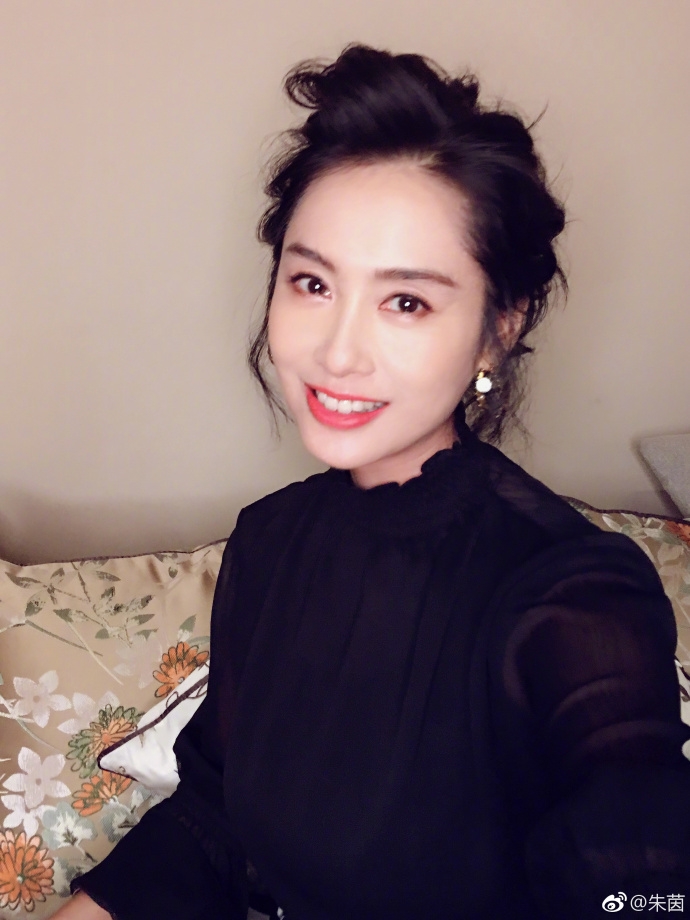 朱茵晒自拍妆容精致气质优雅 微微一笑很是明媚