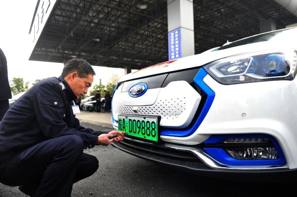 新号牌受车主追捧 合肥市是全国首批推广新能源汽车专用号牌的城市之一。昨天幸运选到第一块新能源汽车专用号牌的车主是合肥市民丁俊。他告诉记者,新能源汽车专用号牌白绿相间的颜色十分醒目,6位数的号码也更显个性,自己对新号牌十分满意,选到新号牌后迫不及待地准备安装了。记者在车管所了解到,不少新能源汽车车主在得知新号牌发放的消息后,纷纷前来准备上牌。车管所相关负责人表示,预计今后每天上牌的新能源汽车将有200辆左右。 据介绍,今后新登记的新能源汽车全部核发新号牌。新号牌启用后,对办理新能源汽车注册登记