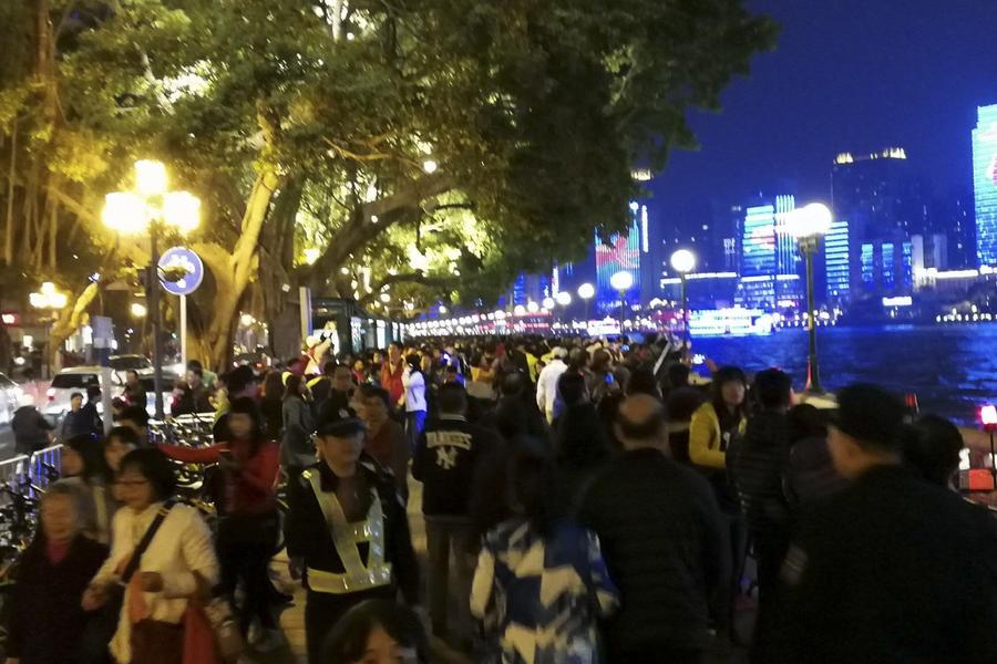赏珠江夜景人流过密 广州警方发出提示