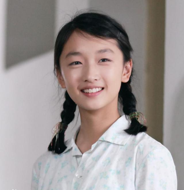 周冬雨旧照曝光,小时候像极男孩子,短头发判若两人