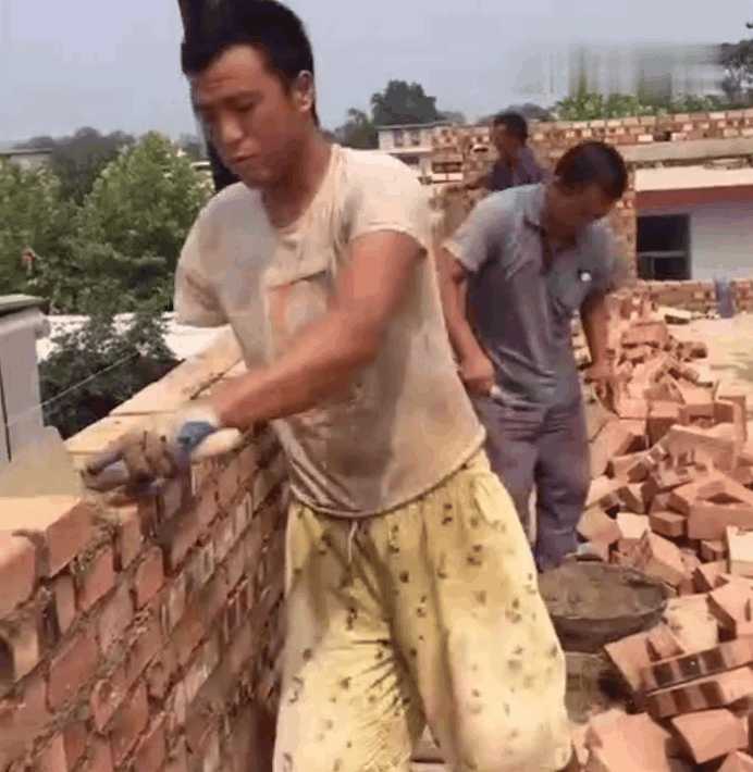 独臂男子搬砖砌墙堪比正常人, 午餐只喝一瓶啤酒和辣条