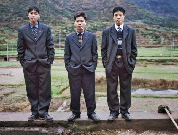 90年代农村老照片:男女穿着时尚,孩子们玩老鹰捉小鸡