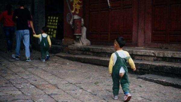 报道表示,据说这个运动的灵感就来自中国宝宝穿"开裆裤",大人给孩子