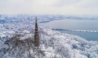 1月26日,杭州西湖再现"断桥残雪"美景.