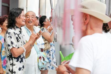"相亲角"的老人社交,"资源稀缺"参加相亲犹如选妃