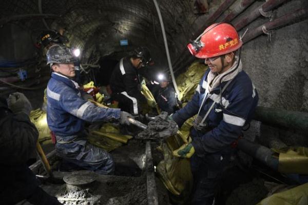 在清水营煤矿,矿工在井下800米处对巷道进行维修(2月18日摄).