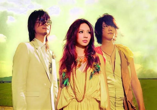 2007 年飞儿乐团再度创造了   又一热门金曲《月牙湾》.
