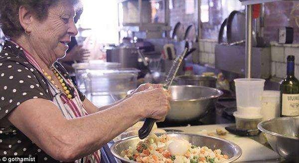 美国这家餐厅聘请「来自世界各地的大妈」煮饭给你吃