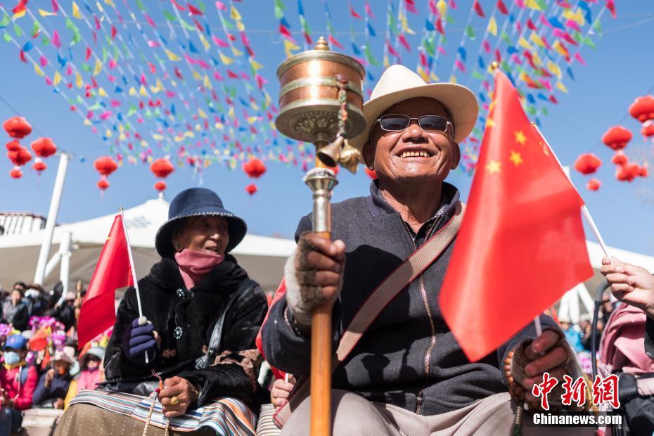 位藏族老人在拉萨宗角禄康公园观看"西藏百万农奴解放纪念日"文艺演出