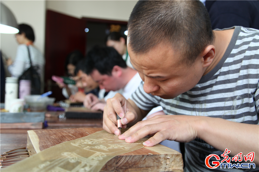 记者探秘"活化石"华州皮影的制作工艺 雕刻细腻染彩绚丽
