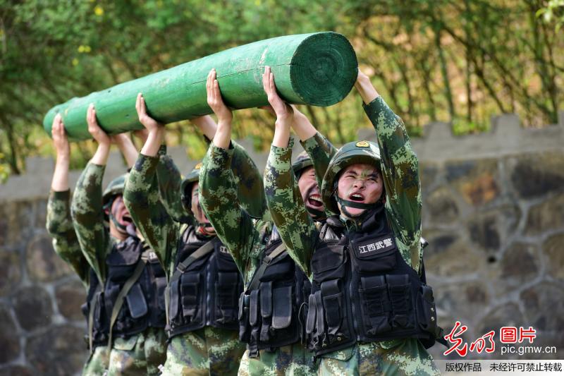 2018年4月3日,武警江西总队吉安支队井冈山中队官兵开展托举圆木