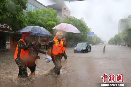 湖北宜昌暴雨致多地内涝 三峡大坝等景区临时关闭