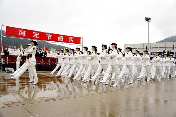 大连舰艇学院举行庆祝海军节阅兵活动(组图)