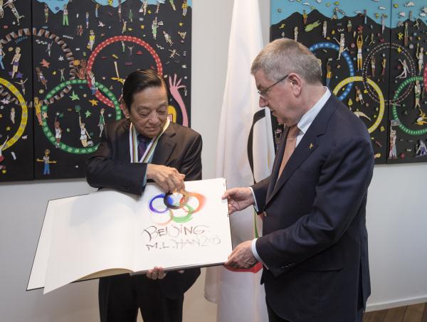 中国艺术家韩美林荣获国际奥委会颁发的“顾拜旦奖章”