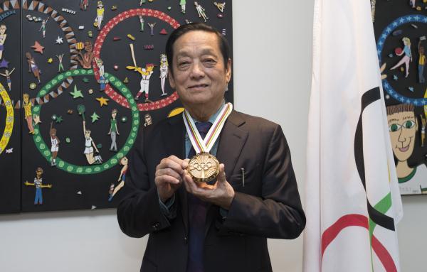 中国艺术家韩美林荣获国际奥委会颁发的“顾拜旦奖章”