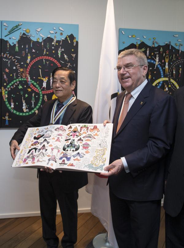 中国艺术家韩美林荣获国际奥委会颁发的“顾拜旦奖章”