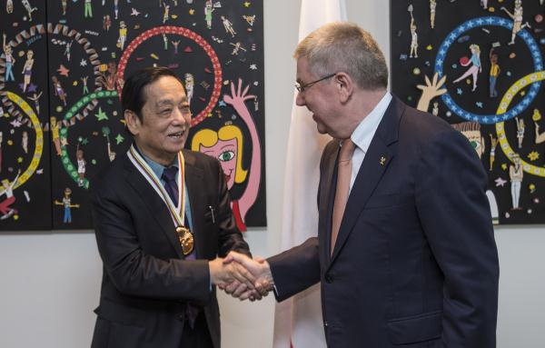 中国艺术家韩美林荣获国际奥委会颁发的“顾拜旦奖章”