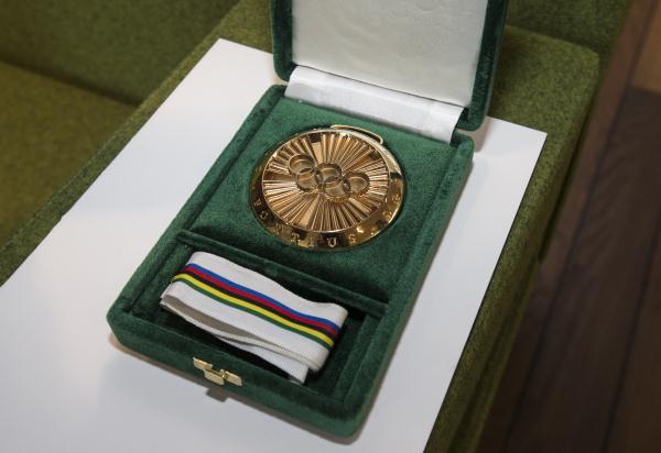 中国艺术家韩美林荣获国际奥委会颁发的“顾拜旦奖章”