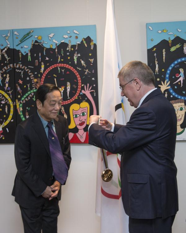 中国艺术家韩美林荣获国际奥委会颁发的“顾拜旦奖章”