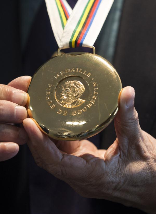 中国艺术家韩美林荣获国际奥委会颁发的“顾拜旦奖章”