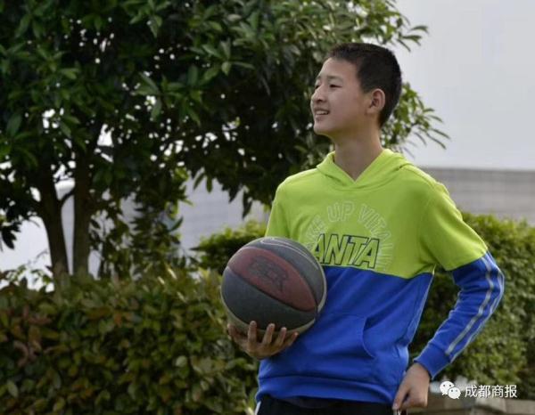 记得汶川地震敬礼娃娃么?他已成阳光少年