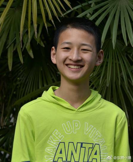 记得汶川地震敬礼娃娃么?他已成阳光少年