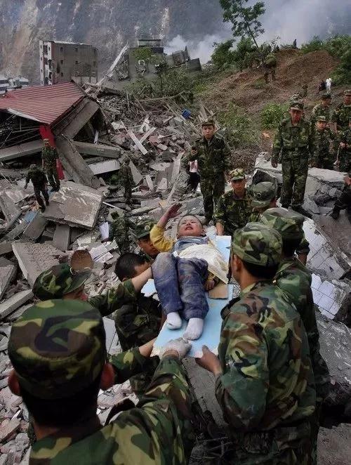 记得汶川地震敬礼娃娃么?他已成阳光少年