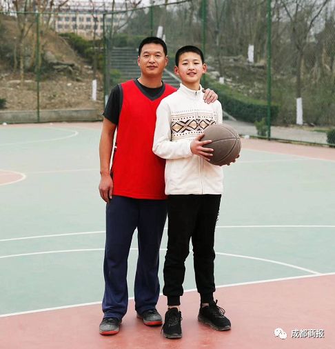 记得汶川地震敬礼娃娃么?他已成阳光少年