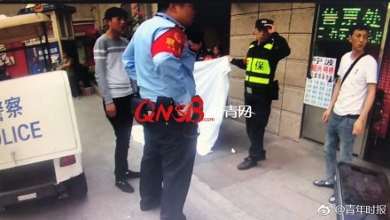 突發(fā)！19歲孕婦在杭州火車站廁所產(chǎn)下嬰兒，民警緊急救助