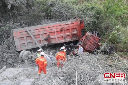广西环江一货车侧翻坠下山崖 3人受伤被困