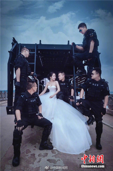 警察夫妻穿警服训练场上拍婚纱照